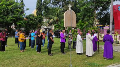 Umat Katolik di Lamongan Laksanakan Jalan Salib dengan Khidmat