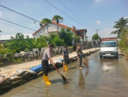 Pasca Banjir 4 Bulan, Polisi dan BPBD Bersihkan Lumut di Jalan Poros Jelakcatur
