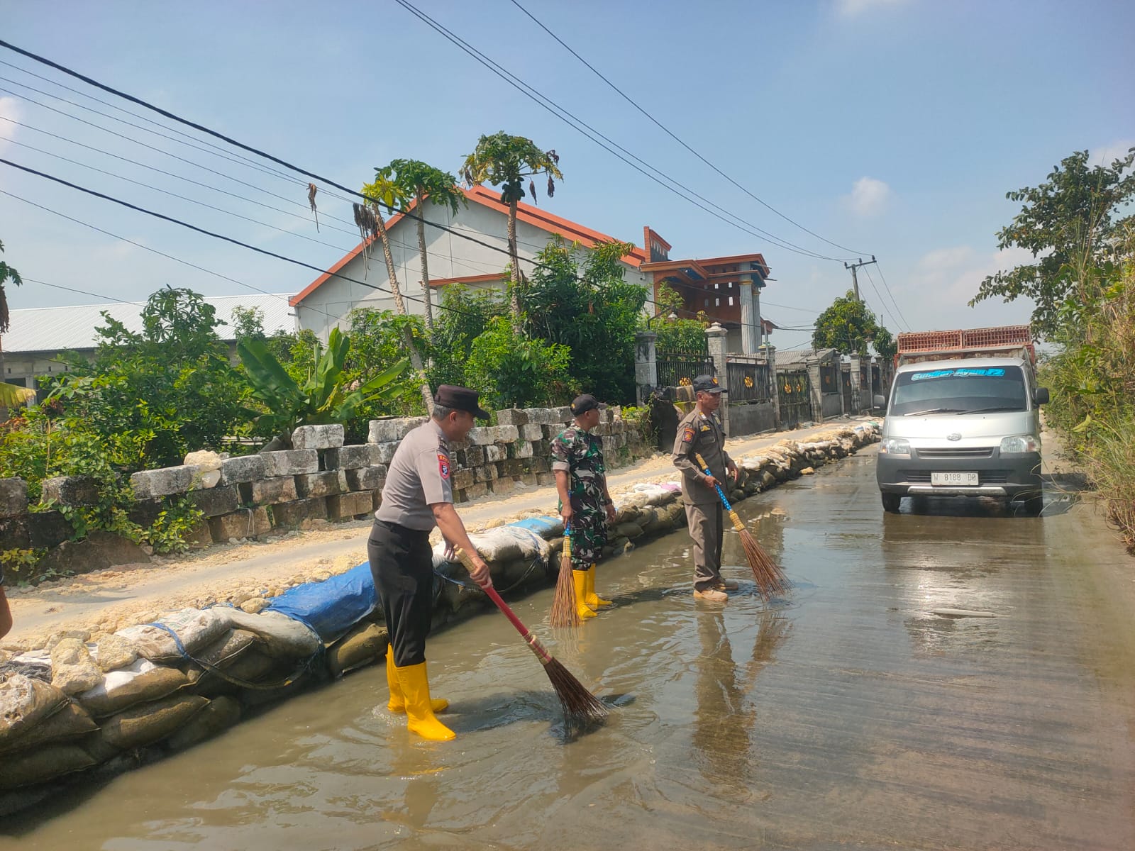 Pasca Banjir 4 Bulan, Polisi dan BPBD Bersihkan Lumut di Jalan Poros Jelakcatur