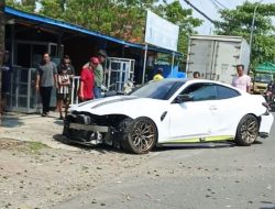 Hilang Kendali, Mobil Sport Tabrak Pohon di Sekaran Lamongan