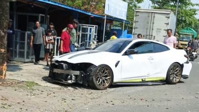 Hilang Kendali, Mobil Sport Tabrak Pohon di Sekaran Lamongan