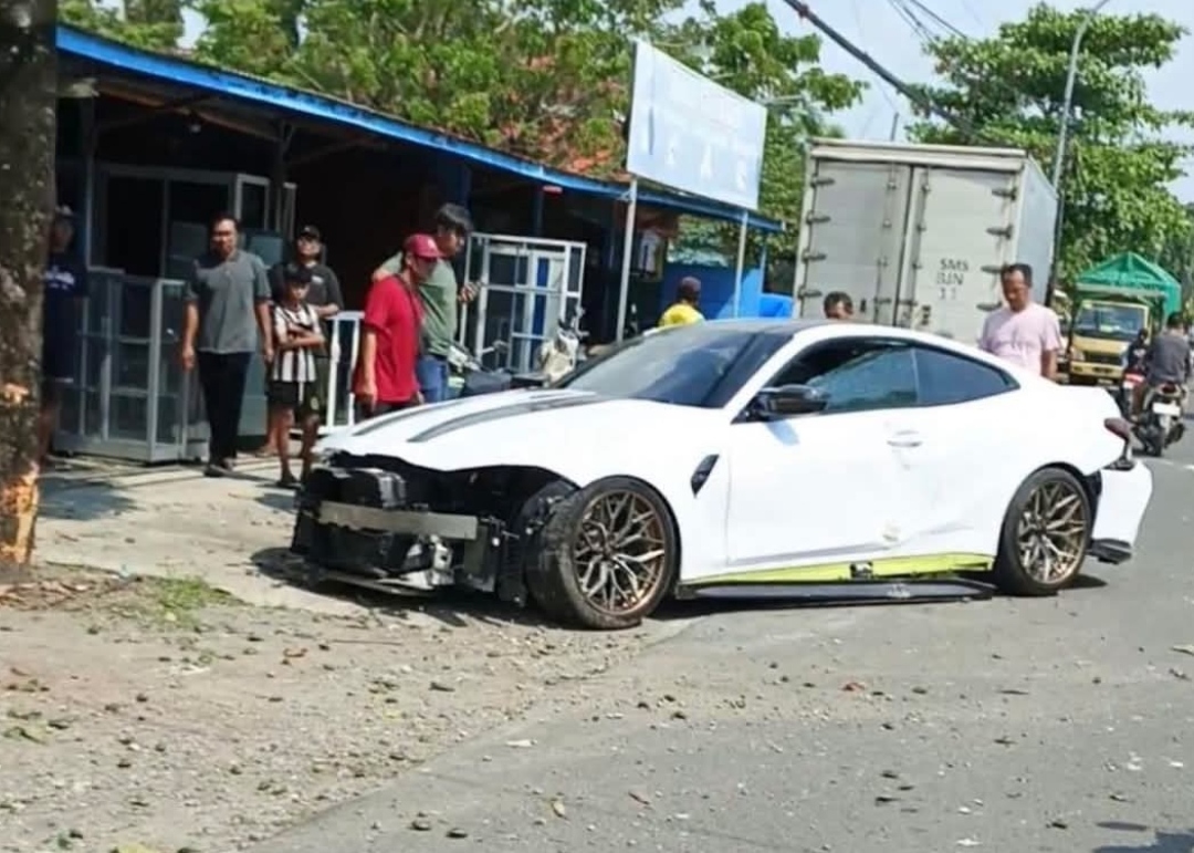 Hilang Kendali, Mobil Sport Tabrak Pohon di Sekaran Lamongan