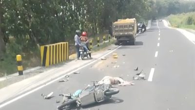 Tragis, Pemotor Perempuan Tewas Usai Tabrakan dengan Dump Truk di Jalur Lamongan–Mantup