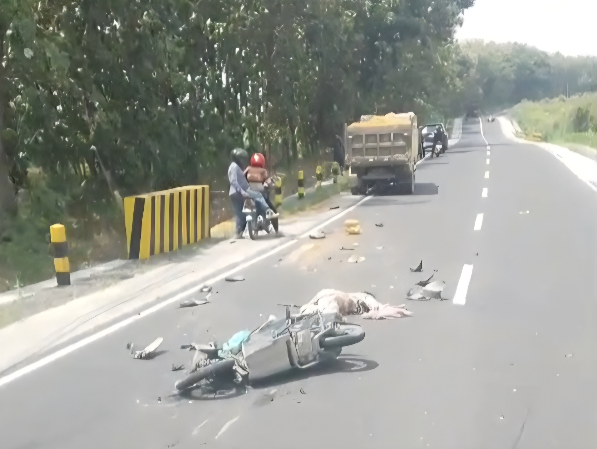 Tragis, Pemotor Perempuan Tewas Usai Tabrakan dengan Dump Truk di Jalur Lamongan–Mantup
