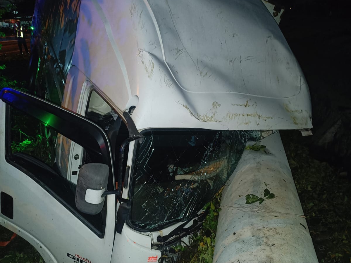 Truk Muat 25 Ton Jagung Terjun ke Irigasi di Deket, Hantam Pipa Petrokimia Gresik