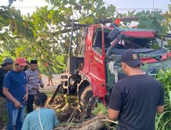 Respons Cepat Layanan 110, Polsek Solokuro Tangani Laka Tunggal Truk Tangki di Lamongan