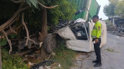 Truk Trailer Hantam Tronton dan Rumah Warga di Kemantren Lamongan