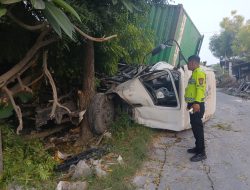 Truk Trailer Hantam Tronton dan Rumah Warga di Kemantren Lamongan