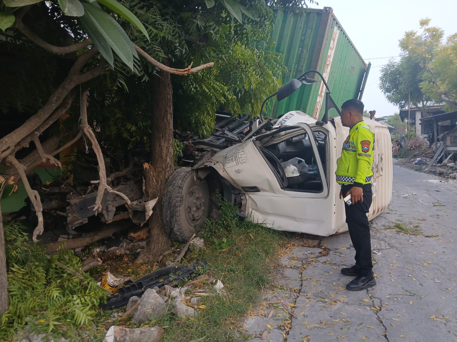 Truk Trailer Hantam Tronton dan Rumah Warga di Kemantren Lamongan