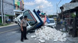 Diduga Overload, Truk Muatan Batu Kapur Patah As dan Terguling Timpa Avanza di Paciran Lamongan