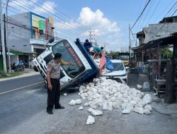 Diduga Overload, Truk Muatan Batu Kapur Patah As dan Terguling Timpa Avanza di Paciran Lamongan