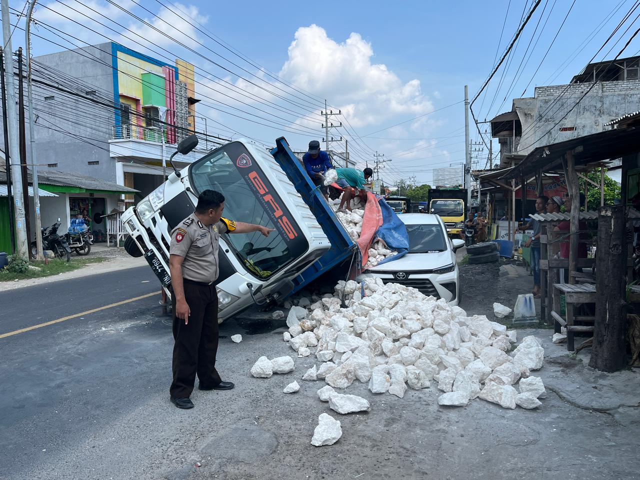 Diduga Overload, Truk Muatan Batu Kapur Patah As dan Terguling Timpa Avanza di Paciran Lamongan