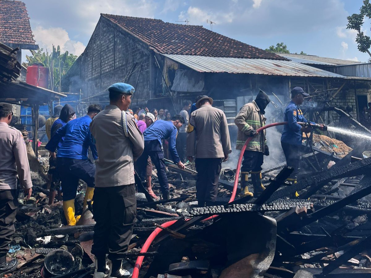 Rumah Kayu di Babat Lamongan Ludes Terbakar, Perhiasan Emas Berhasil Diselamatkan dari Puing