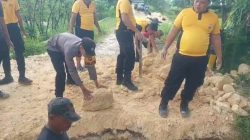 Polri dan Warga Bersatu, Jembatan Ambrol di Jalur Poros Solokuro–Laren Mulai Diperbaiki
