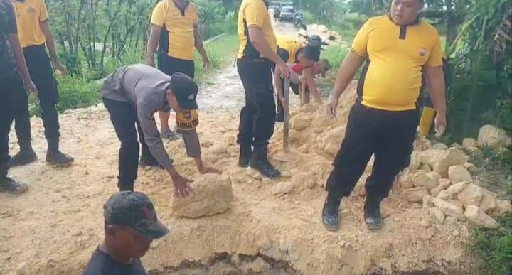 Polri dan Warga Bersatu, Jembatan Ambrol di Jalur Poros Solokuro–Laren Mulai Diperbaiki