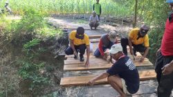 Dua Tahun Rusak, Polisi dan Warga Gotong Royong Perbaiki Jembatan di Sambeng Lamongan