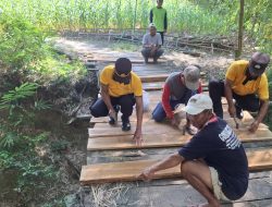 Dua Tahun Rusak, Polisi dan Warga Gotong Royong Perbaiki Jembatan di Sambeng Lamongan