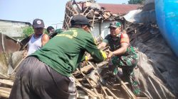 Tiga Pilar Pakunden Bersama Warga Gotong Royong Bersihkan Rumah Roboh Akibat Hujan