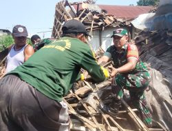 Tiga Pilar Pakunden Bersama Warga Gotong Royong Bersihkan Rumah Roboh Akibat Hujan