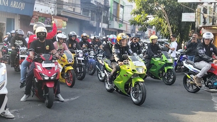 Lautan Ninja Padati Jalan Stasiun Kediri, Halal Bihalal & Ziarah Wali Bersama Gus Iqdam Jadi Magnet Ribuan Biker