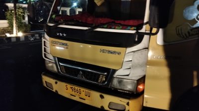 Tabrakan Dini Hari di Jalan Soekarno Hatta Kediri, Pemotor Terpental Usai Hantam Truk Pasir