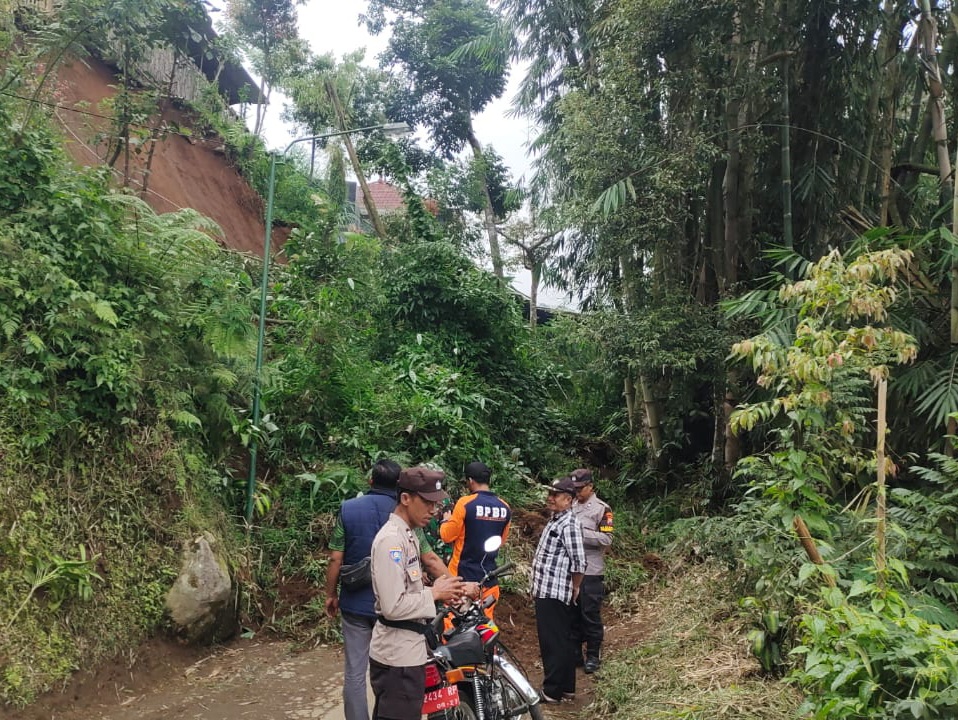 Hujan Lebat Picu Longsor dan Angin Kencang di Tulungagung, Akses Jalan Tertutup dan 18 Rumah Terdampak