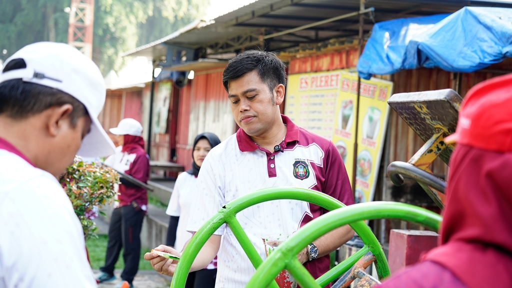 Hari Pertama WFH, Wali Kota Blitar Ajak Kepala OPD Kerja Bakti Percantik Alun-Alun