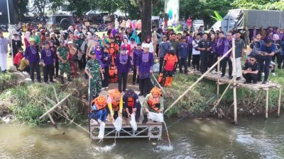 Peringati Hari Bumi, Pemkot Kediri Bersihkan Bantaran Sungai Brantas dan Tebar Ribuan Benih Ikan, Ini lnfonya