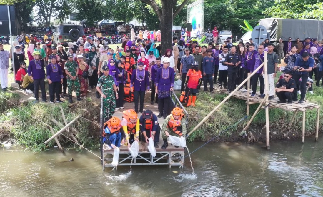 Peringati Hari Bumi, Pemkot Kediri Bersihkan Bantaran Sungai Brantas dan Tebar Ribuan Benih Ikan, Ini lnfonya