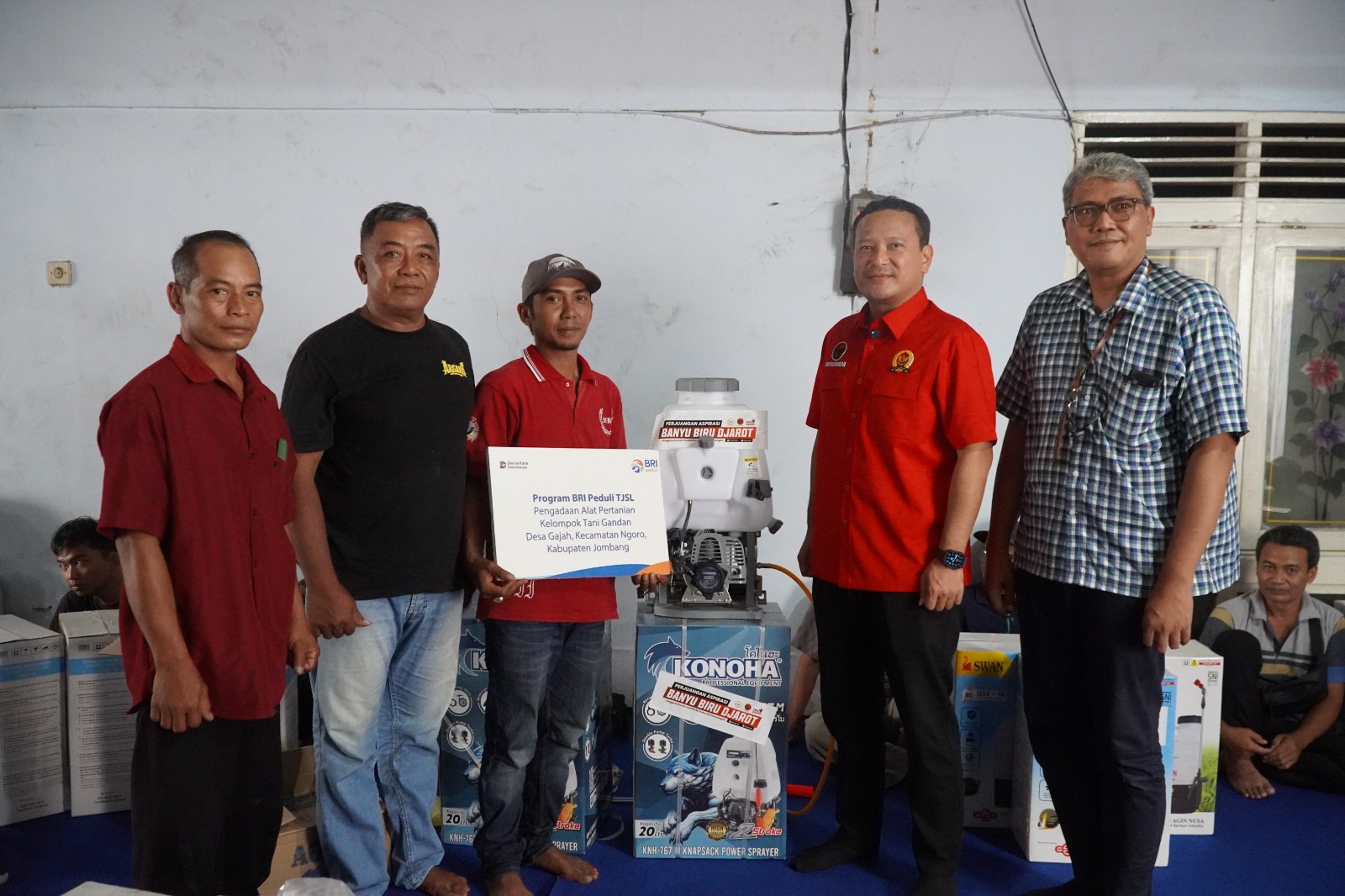 Perkuat Ketahanan Pangan, BRI Jombang Salurkan Bantuan Sprayer untuk 11 Kelompok Tani