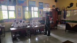 Babinsa Koramil Kota Jombang Tanamkan Patriotisme Sejak Dini di SDN 1 Kejambon
