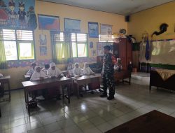 Babinsa Koramil Kota Jombang Tanamkan Patriotisme Sejak Dini di SDN 1 Kejambon