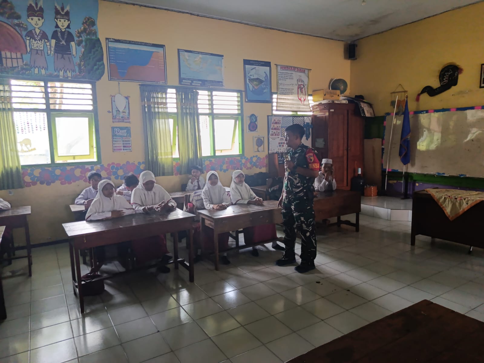 Babinsa Koramil Kota Jombang Tanamkan Patriotisme Sejak Dini di SDN 1 Kejambon