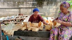 Lansia di Jombang Tetap Bertahan Menganyam Besek, Jaga Tradisi di Tengah Gempuran Plastik