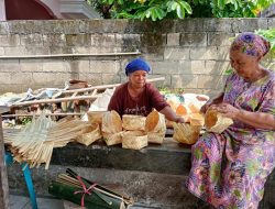 Lansia di Jombang Tetap Bertahan Menganyam Besek, Jaga Tradisi di Tengah Gempuran Plastik