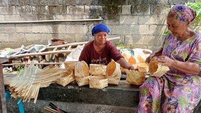 Lansia di Jombang Tetap Bertahan Menganyam Besek, Jaga Tradisi di Tengah Gempuran Plastik