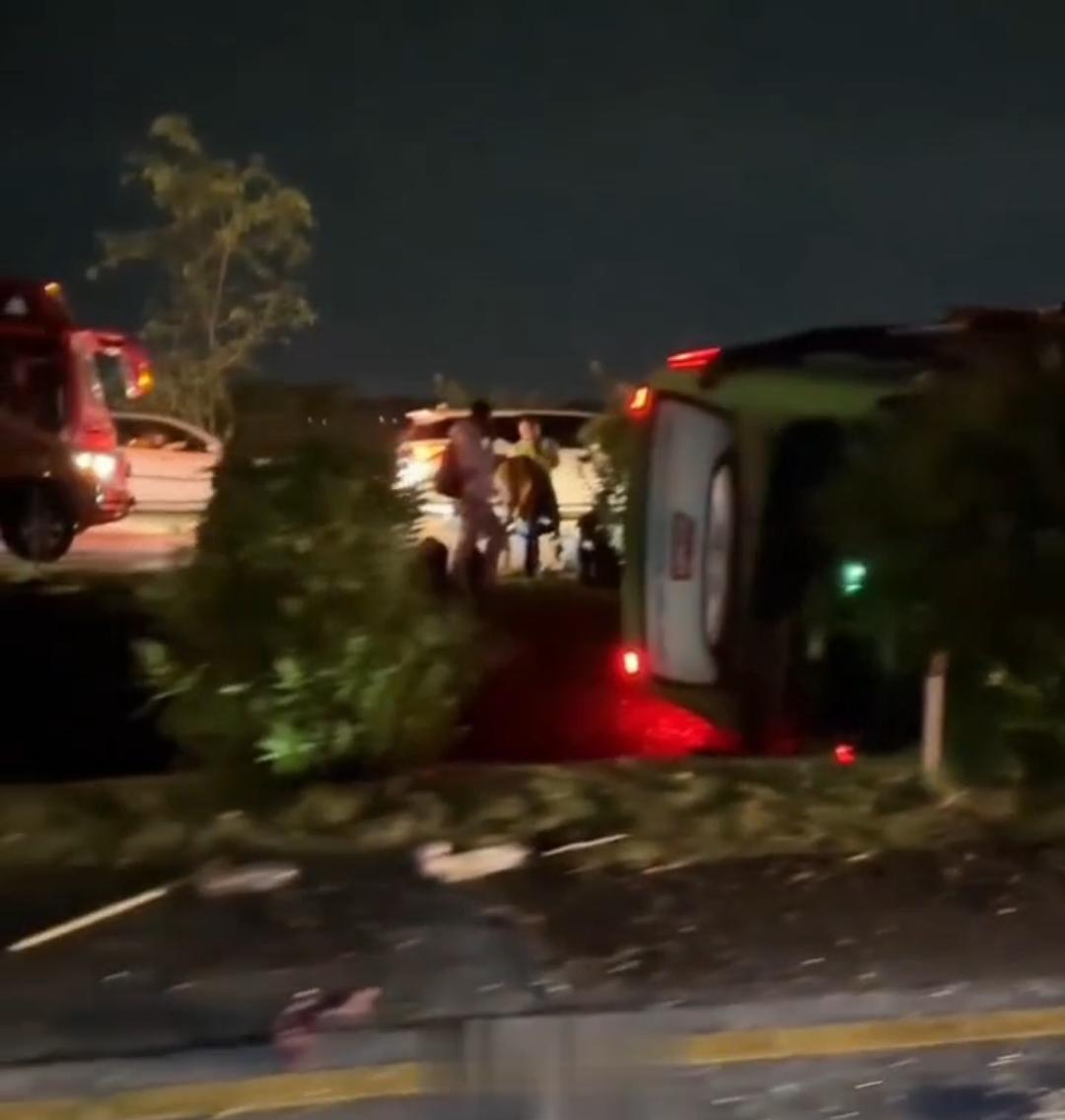 Bus Penumpang Terguling di Tol Jombang–Mojokerto, Proses Evakuasi Masih Berjalan