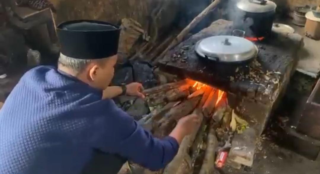 Elpiji 3 Kg Langka dan Mahal, Warga Jombang Beralih ke Kayu Bakar