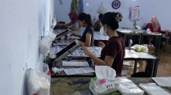 Harga Plastik Melonjak, Pelaku Usaha Sablon di Jombang Terpukul