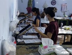 Harga Plastik Melonjak, Pelaku Usaha Sablon di Jombang Terpukul