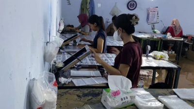 Harga Plastik Melonjak, Pelaku Usaha Sablon di Jombang Terpukul