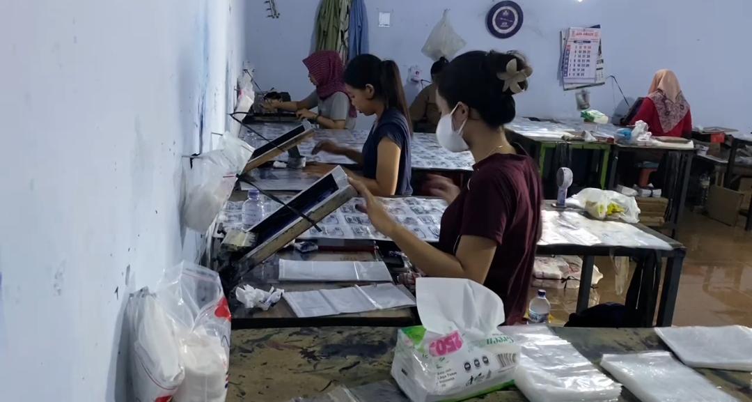 Harga Plastik Melonjak, Pelaku Usaha Sablon di Jombang Terpukul