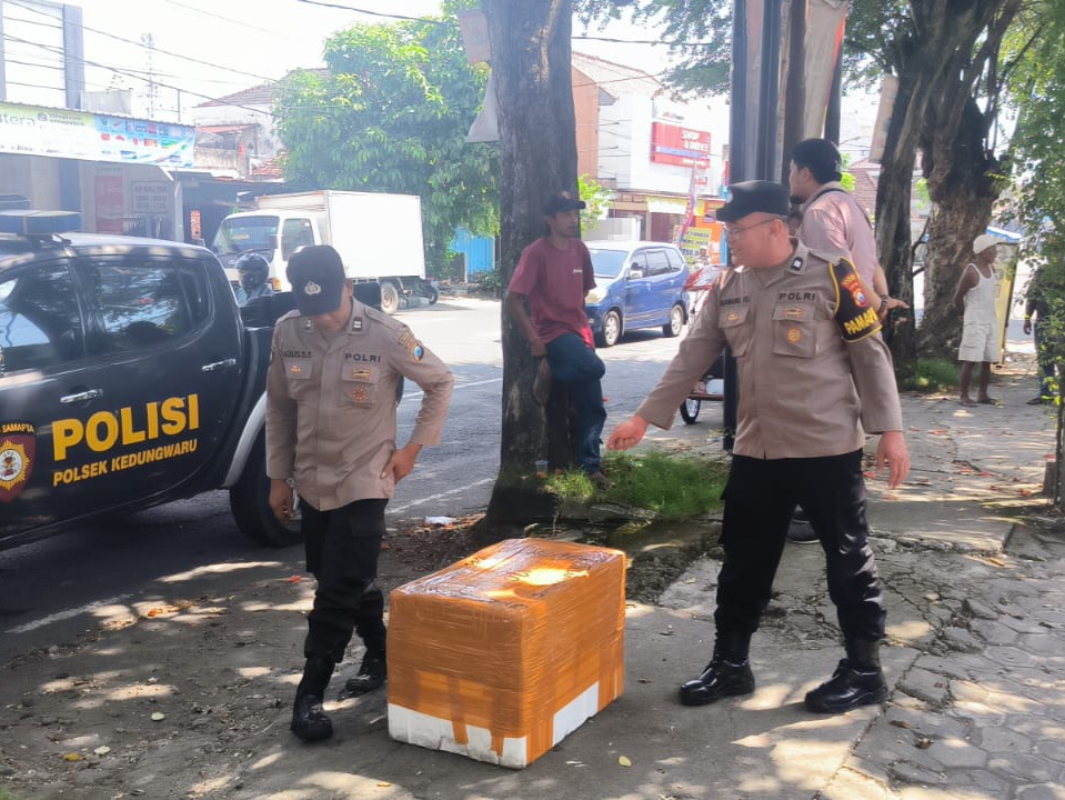 Bikin Geger Warga, Kotak Misterius Tergeletak Dua Hari di Trotoar, Polisi Pastikan Aman
