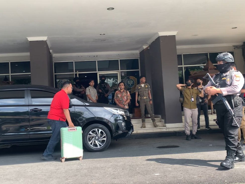 KPK Geledah Tujuh Ruangan di Pemkab Tulungagung, Amankan Tiga Koper Diduga Berisi Barang Bukti