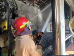 Diduga Korsleting Listrik, Kantor CV Borobudur Prima Sejahtera di Pare Terbakar