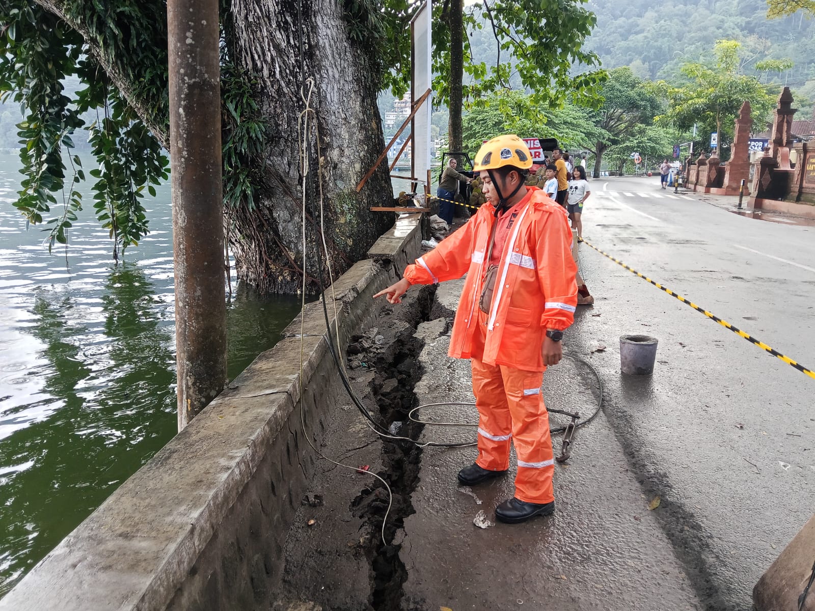 Talud Telaga Ngebel Ambles Usai Hujan Deras, Wisatawan Diminta Menjauh