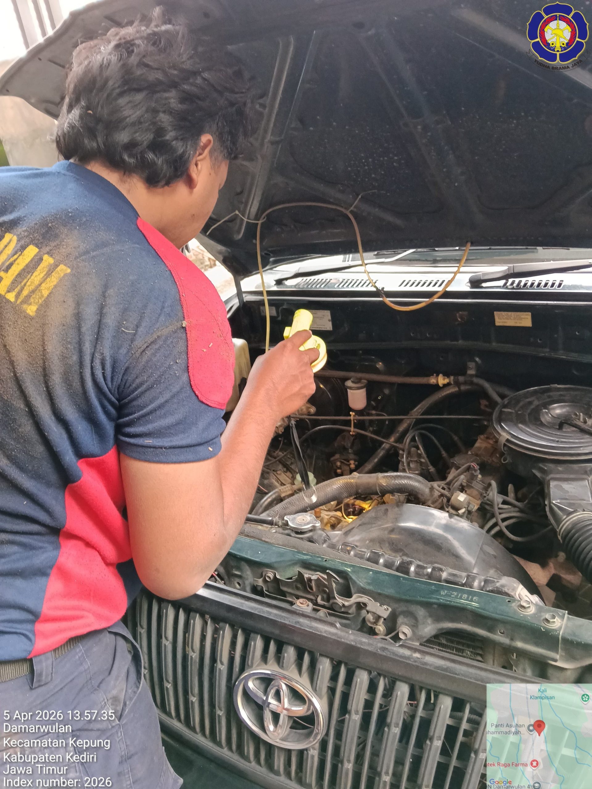 Ular Masuk Mesin Mobil, Damkar Kediri Lakukan Evakuasi