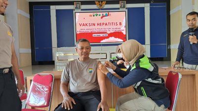 Polres Nganjuk Gelar Vaksinasi Hepatitis B Tahap Pertama untuk Personel