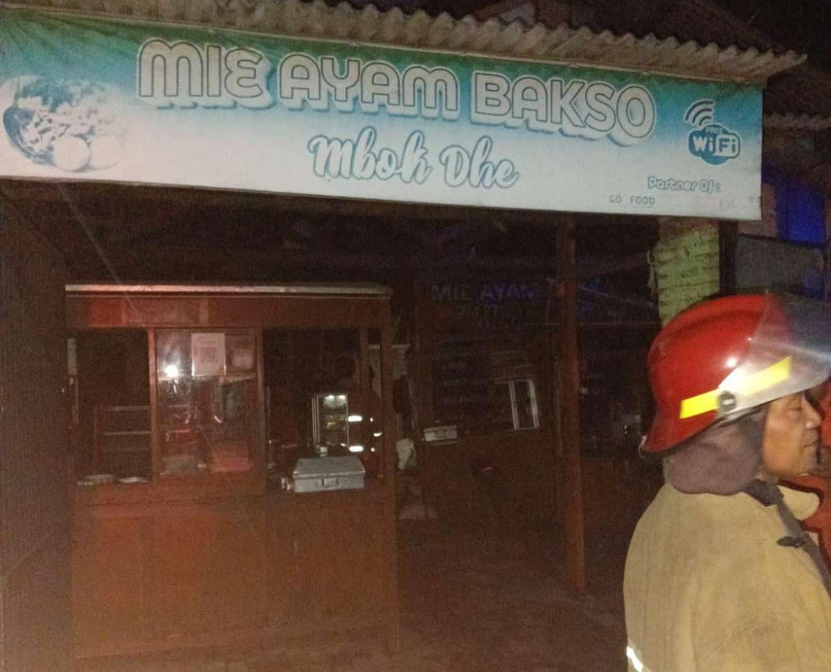 Diduga Korsleting, Rumah Warga Sambiresik Terbakar