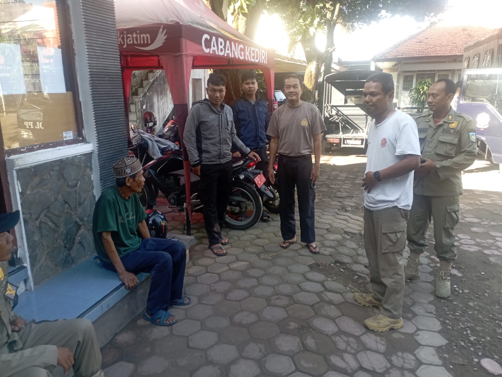 Satpol PP Kediri Amankan Lansia Terlantar Asal Mojokerto, Dibawa ke Shelter Dinsos